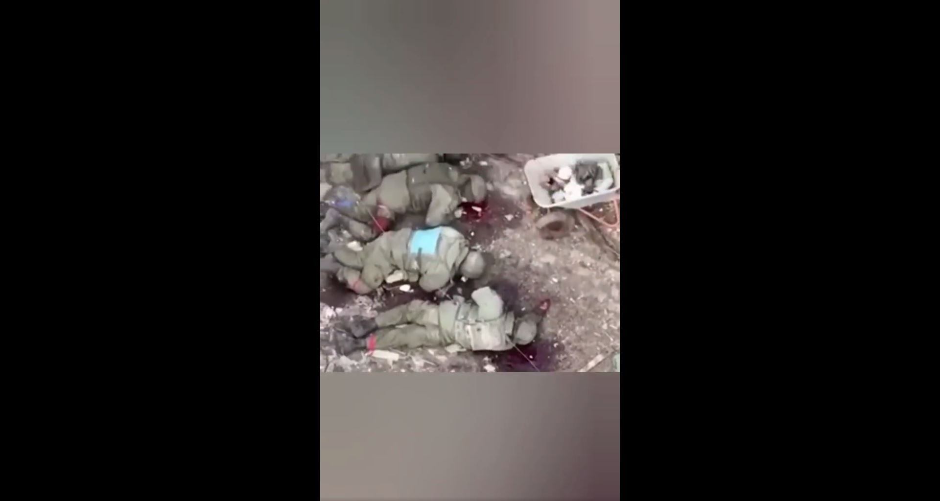 Imagen del vídeo que supuestamente muestra el asesinato de militares rusos capturados por el ejército de Ucrania