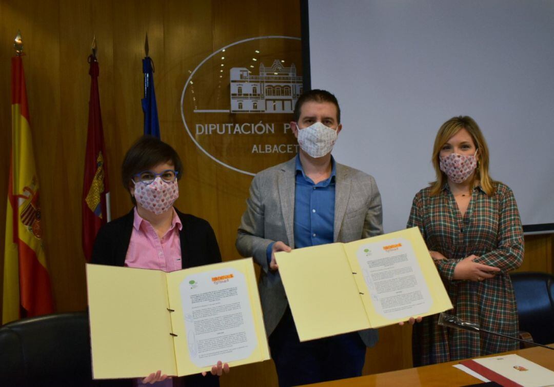 Ana López, Santiago Cabañero y Amparo Torres en la firma del convenio entre la Diputación de Albacete y Cáritas. 