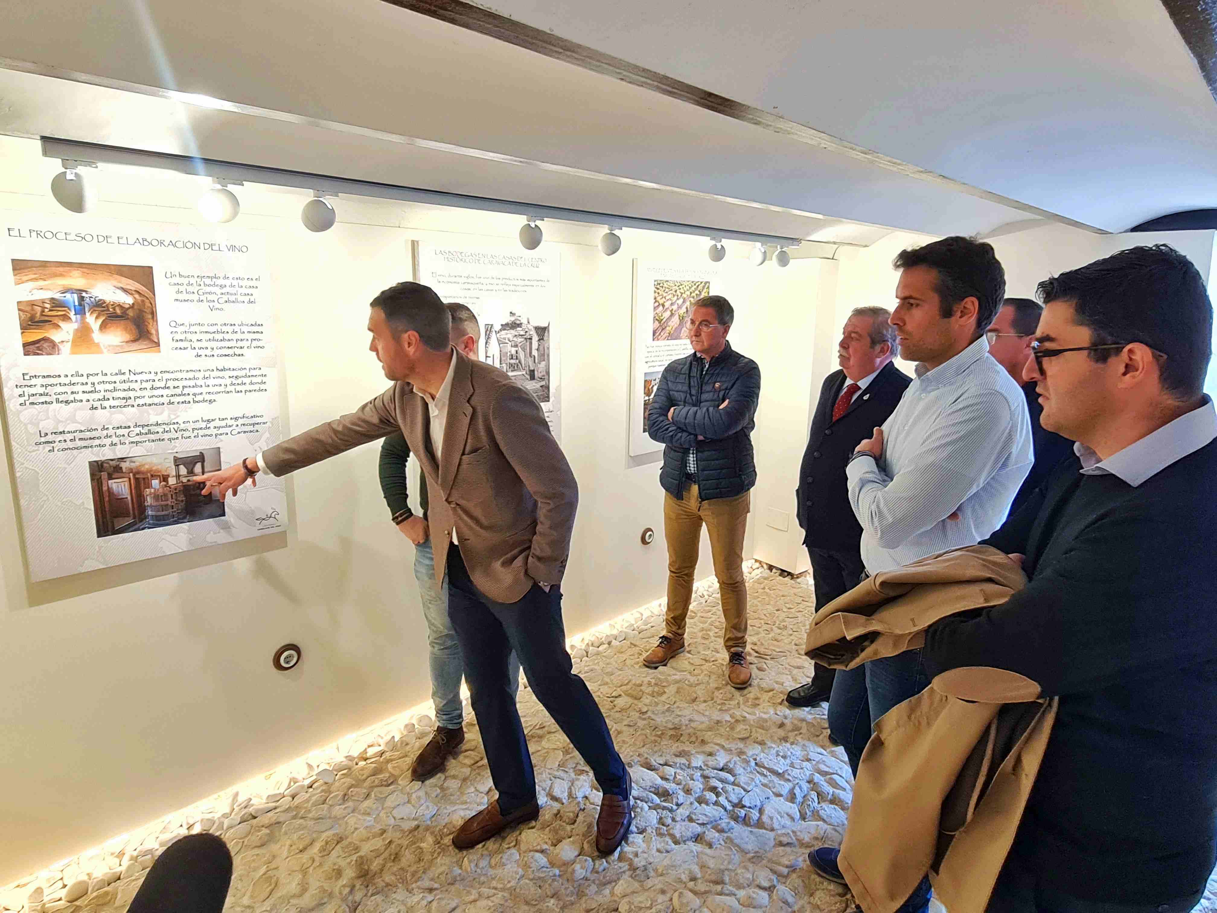 Durante la visita a la bodega de la Casa-Museo de los Caballos del Vino de Caravaca de la Cruz