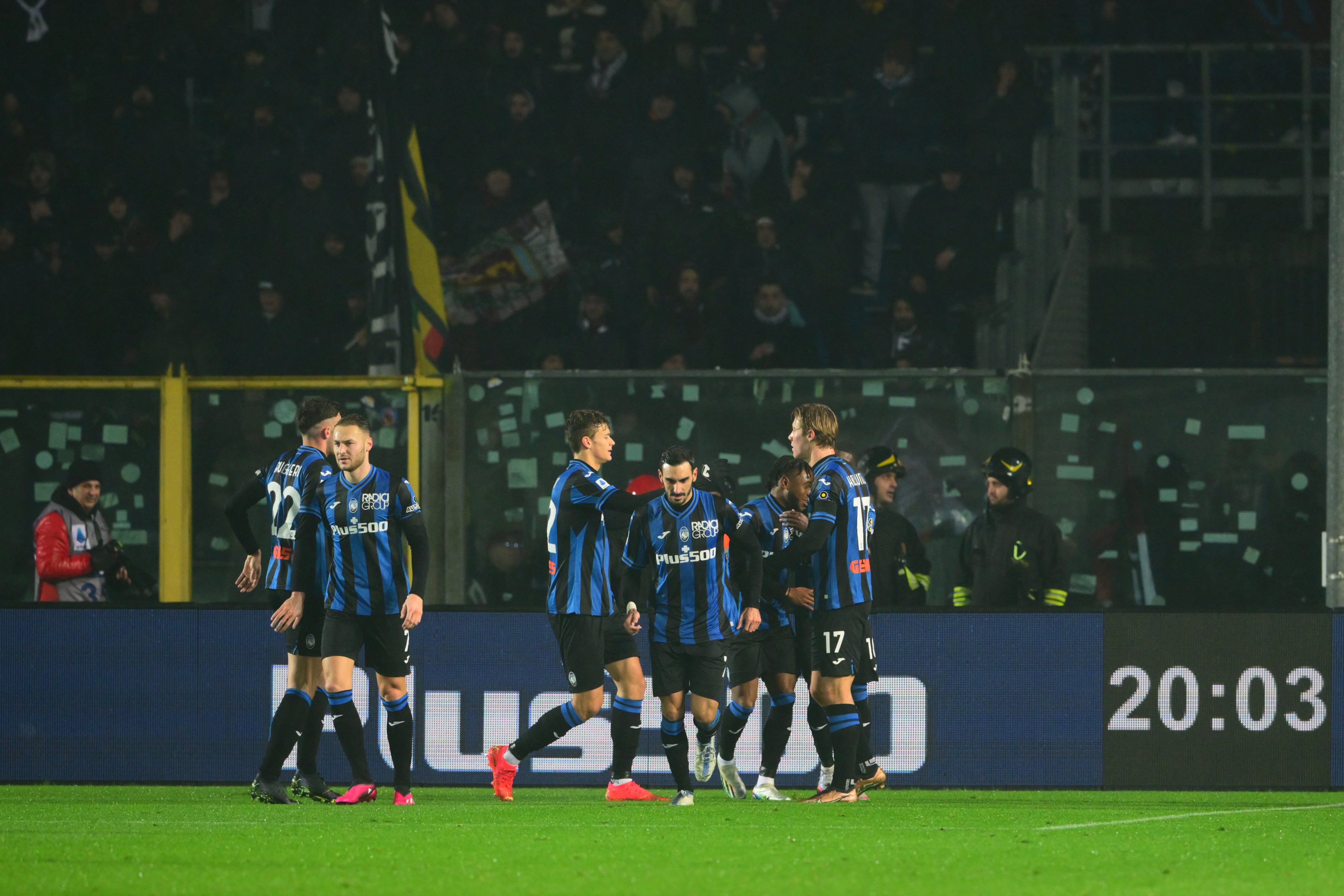 Jugadores del Atalanta celebran su segundo tanto del encuentro.