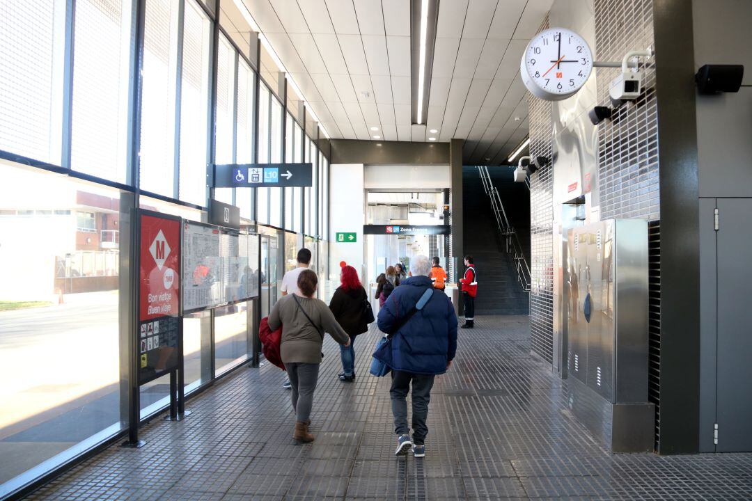 Imatge del vestíbul de la nova estació de la Zona Franca de l&#039;L10