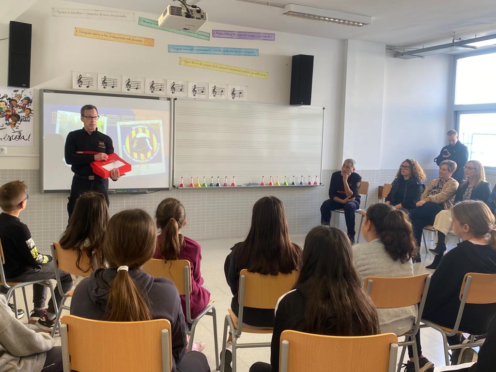 Un bombero explica el nuevo proyecto en el colegio Roís de Corella de Gandia.