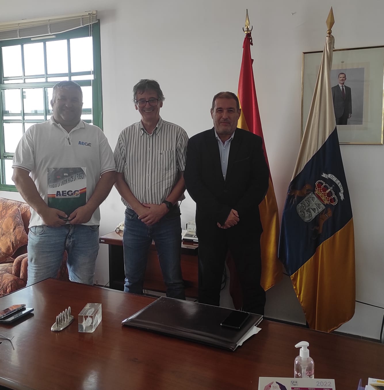 Asistentes a la reunión entre AEGC y el director insular de la Administración General del Estado en Lanzarote.