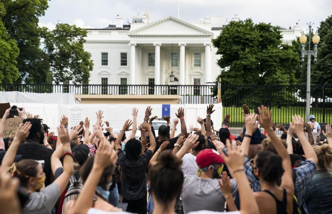 Manifestantes frente a la Casa Blanca protestan contra los abusos poliales de carácter racial tras el asesinato de George Floyd. 