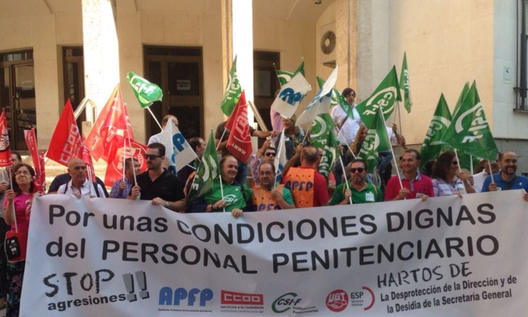 Protesta del personal de prisiones ante la Subdelegación del Gobierno en una imagen de archivo