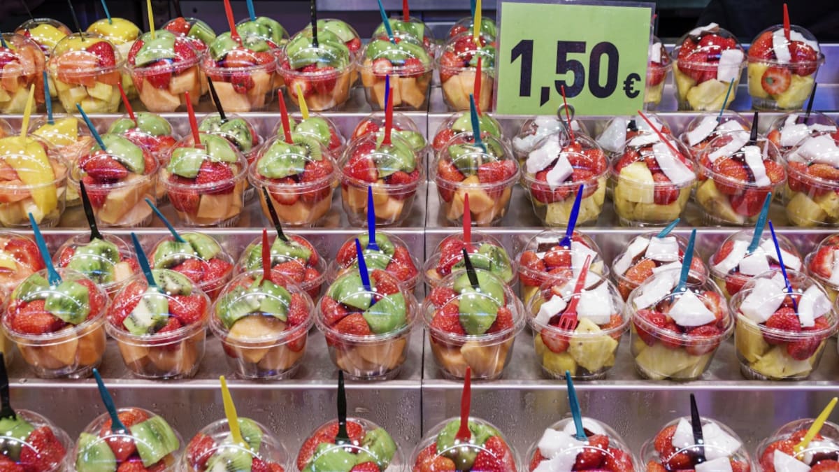 Los peligros de consumir frutas peladas y cortadas