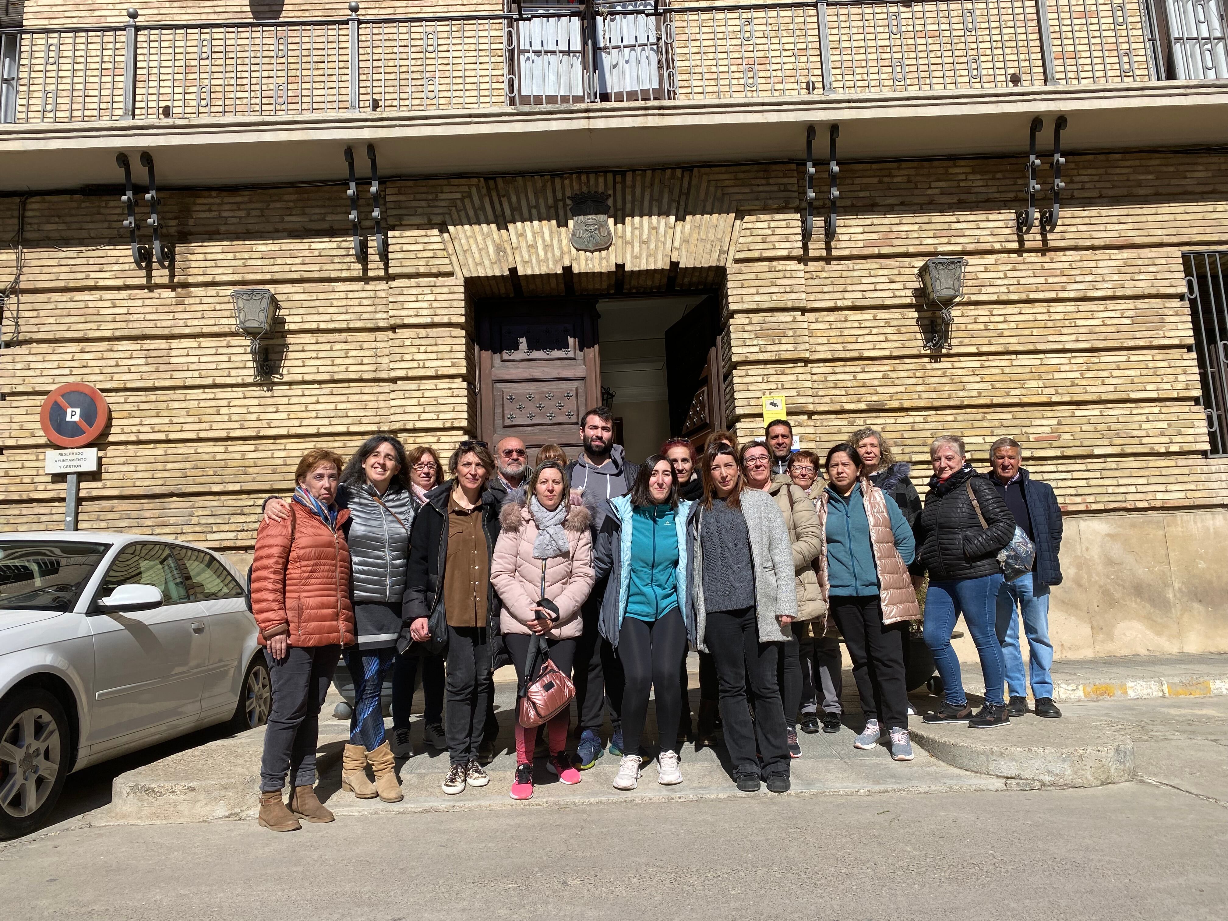 Trabajadores y representantes de la Residencia Municipal de Barbastro se han concentrado a las puertas del Ayuntamiento reclamando el pliego con la renovación de su contrato