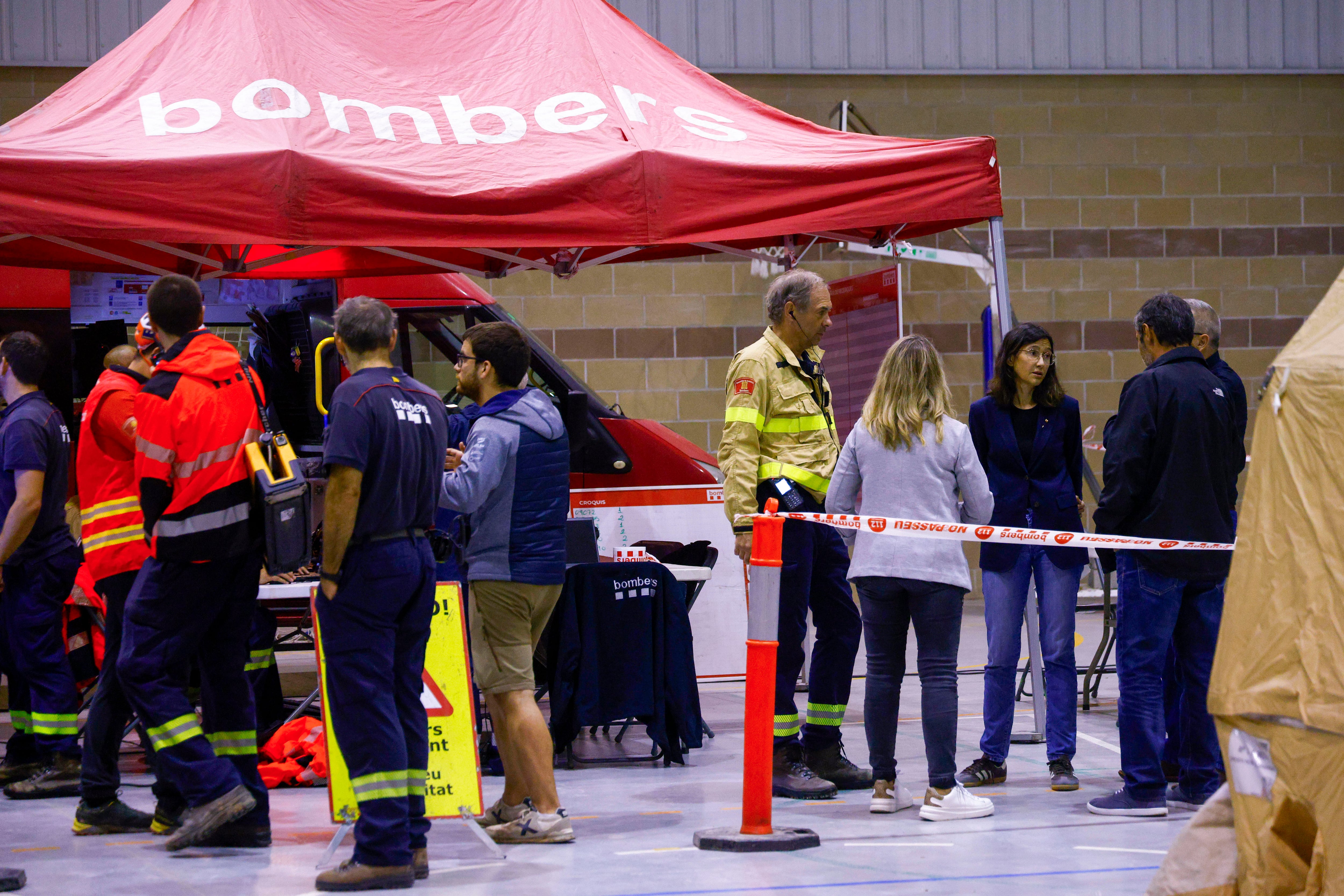 La consellera de Interior de la Generalitat, Núria Parlón (3d), participa en el dispositivo de búsqueda junto a los Bomberos, que han localizado esta noche de domingo el cuerpo muerto de un menor que viajaba en un coche que se ha visto esta tarde arrastrado por la riera de Sant Quintí de Mediona (Barcelona), del cuerpo del otro ocupante del vehículo, que sería el padre del niño.