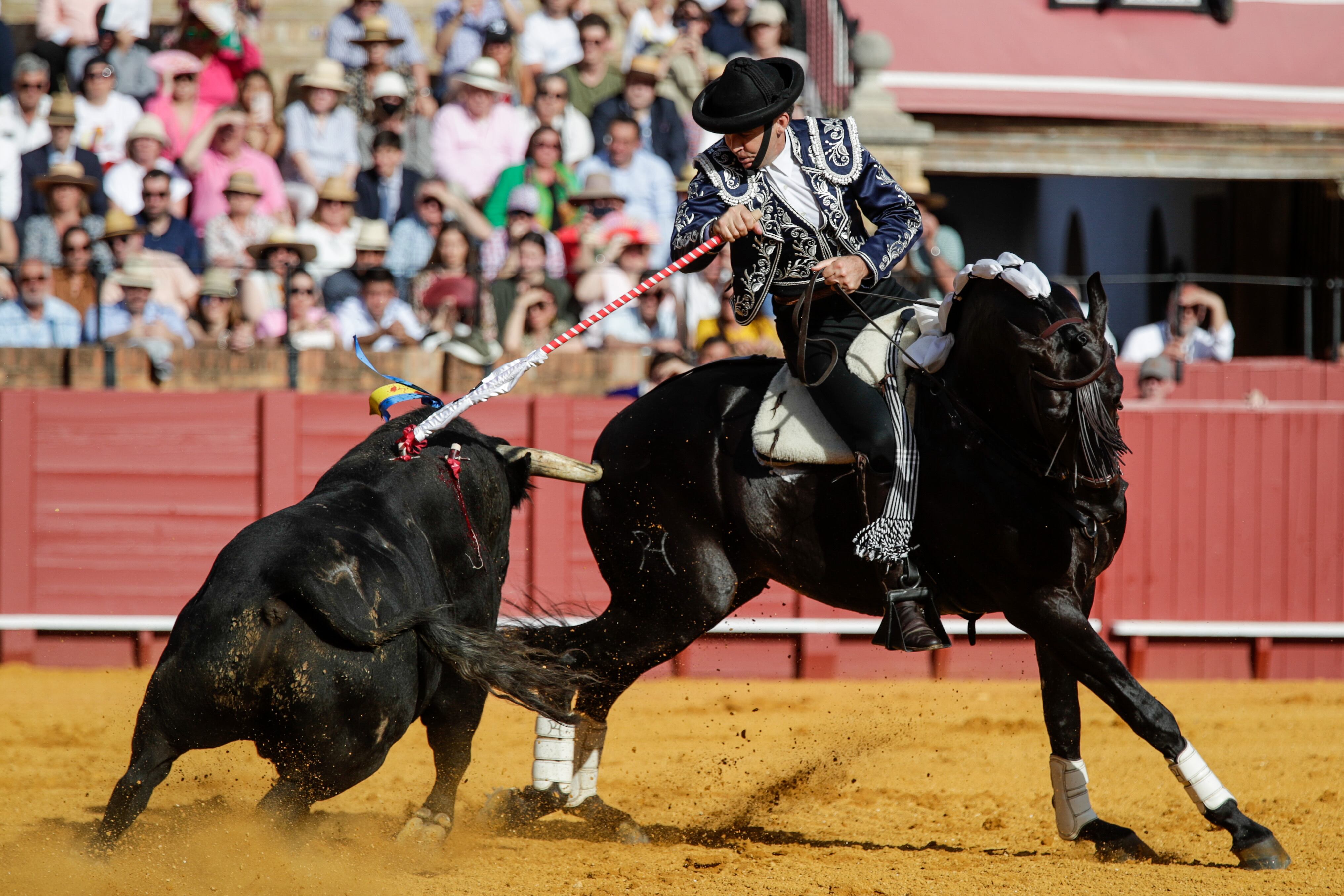 SEVILLA, 01/05/2022,- El rejoneador Pablo Hermoso de Mendoza durante la faena al primer toro de la tarde en la séptima corrida de abono de la Feria de Abril de Sevilla hoy domingo en la plaza de la Real Maestranza. EFE/ Julio Muñoz
