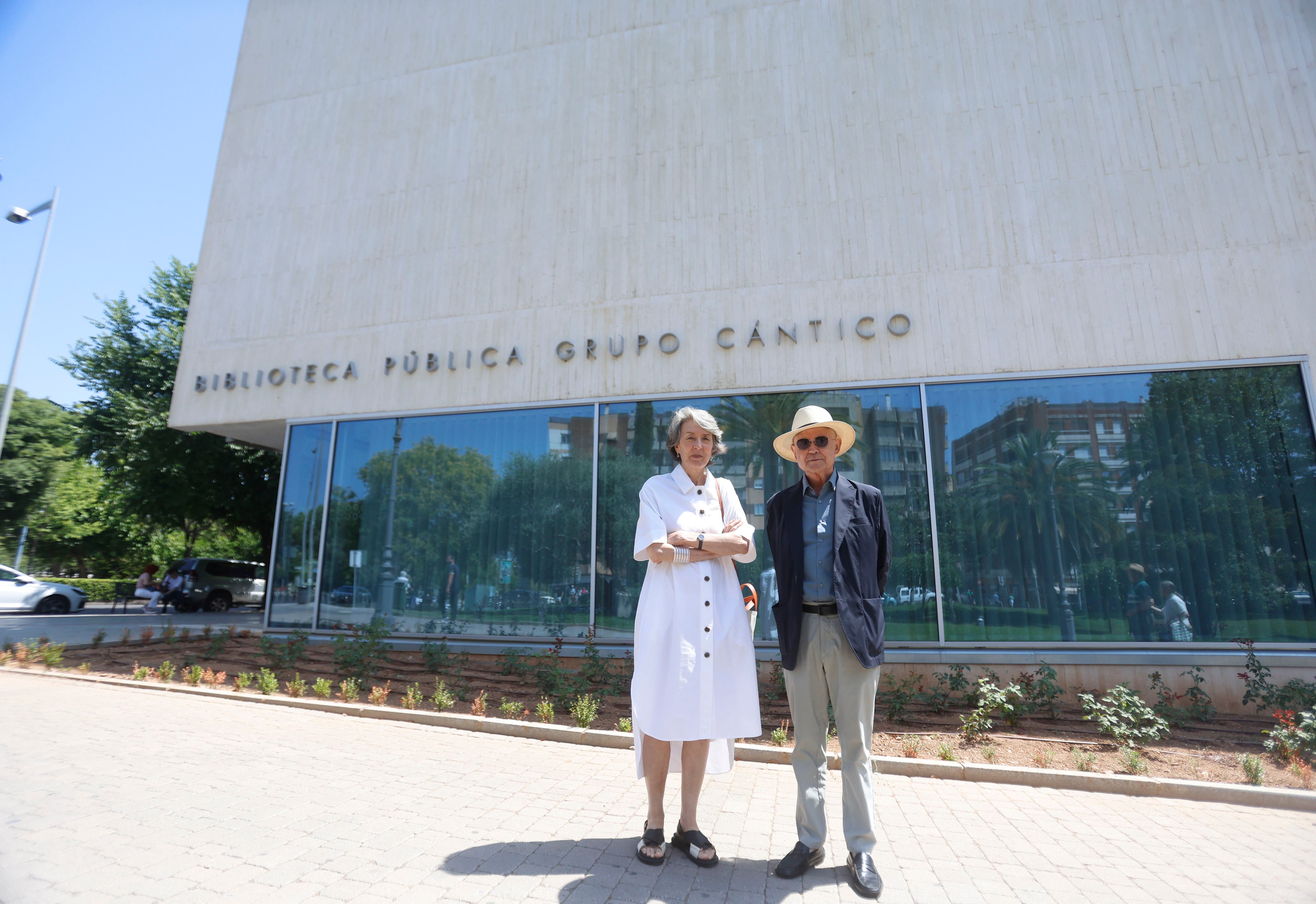 CÓRDOBA, 12/06/2025.- Los arquitectos Ángela García de Paredes e Ignacio García Pedrosa, del estudio Paredes Pedrosa, posan en la Biblioteca Grupo Cántico de Córdoba que ellos mismos diseñaron y han manifestado que la mayor satisfacción en su profesión es que la sociedad acepte los edificios que diseñan, este jueves en el que reciben el Premio Nacional de Arquitectura 2023 en la capital cordobesa. EFE/Salas