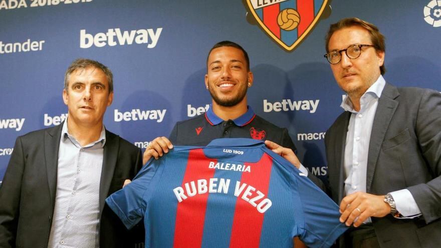 Rubén Vezo, en su presentación, escoltado por Manolo Salvador (izquierda) y Quico Catalán (derecha).