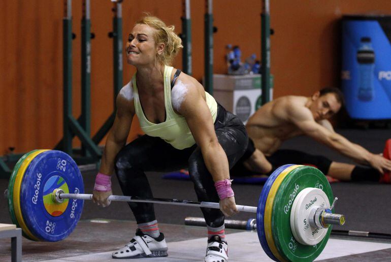 La levantadora de peso española Lidia Valentín, durante un entrenamiento en Brasil