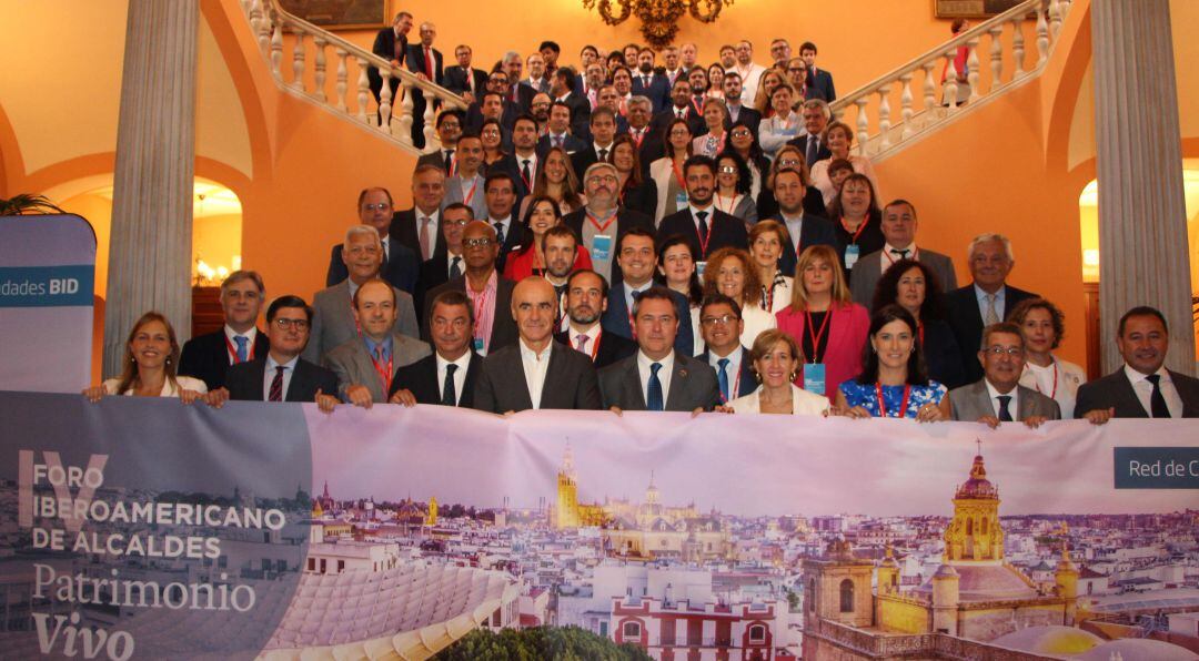 Foto de familia del Foro Iberoamericano de Alcaldes.