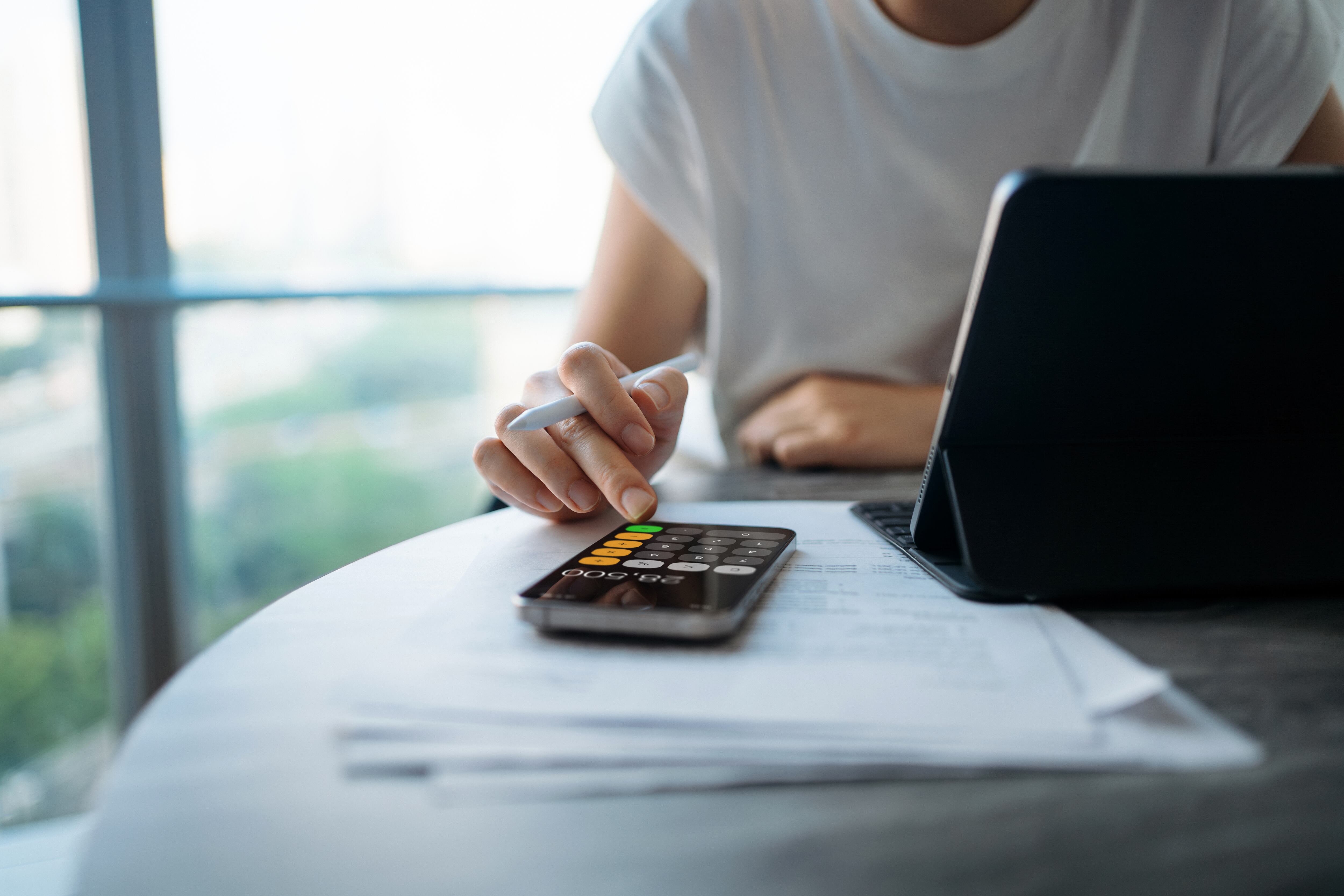 Mujer haciendo cuentas