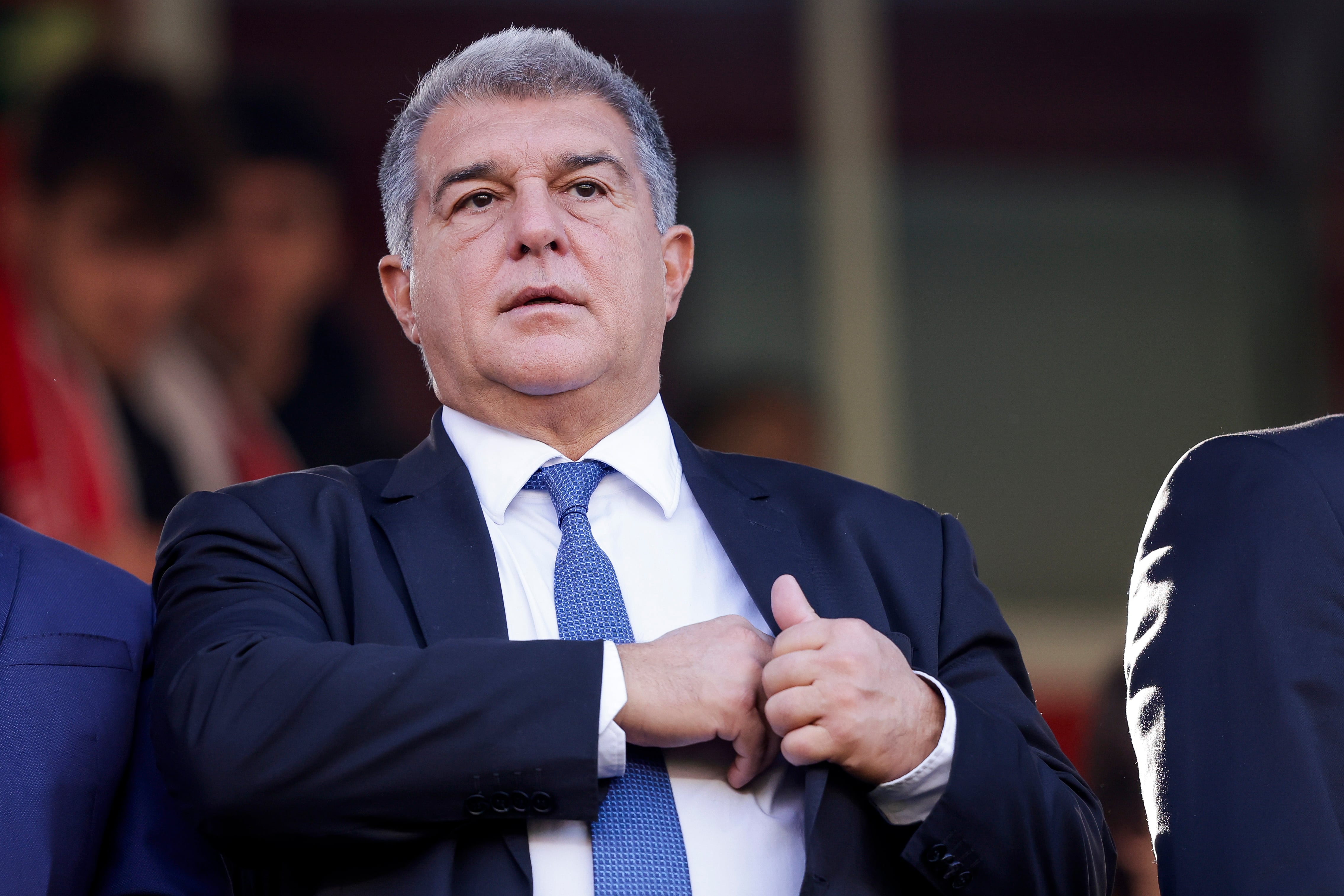 Joan Laporta durante el encuentro de LaLiga entre el Rayo Vallecano y el FC Barcelona disputado en el Estadio de Vallecas. (Photo by David S. Bustamante/Soccrates/Getty Images)