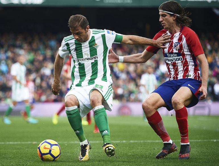 Joaquín disputa un balón con Filipe Luis 