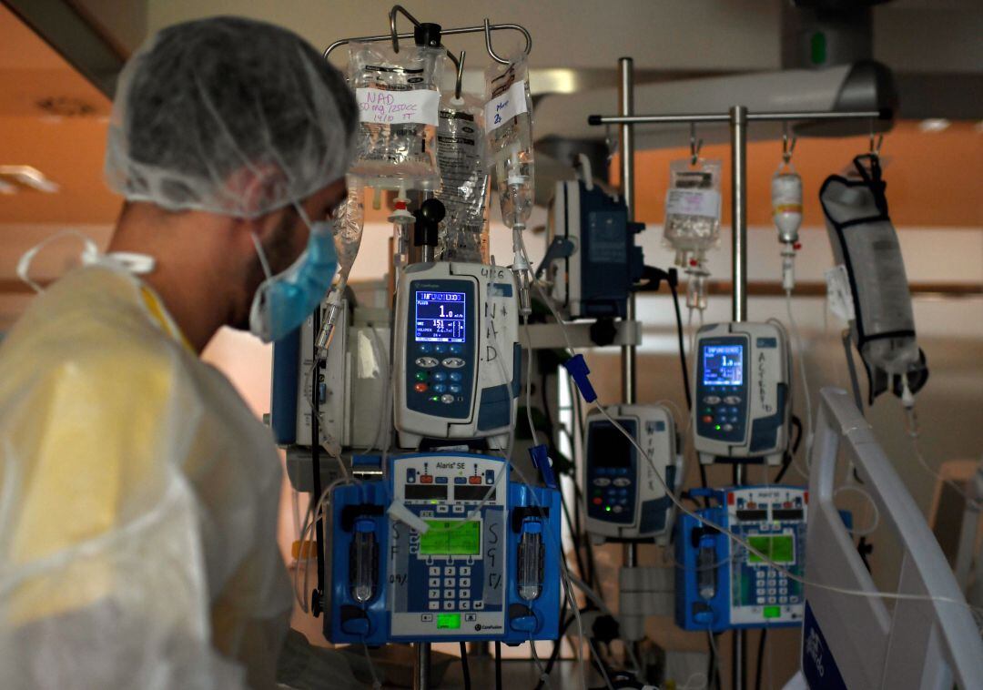 Un sanitario trabajando en un hospital.