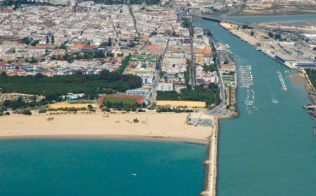 Suelo potuario objeto del convenio urbanístico, junto a la playa de La Puntilla