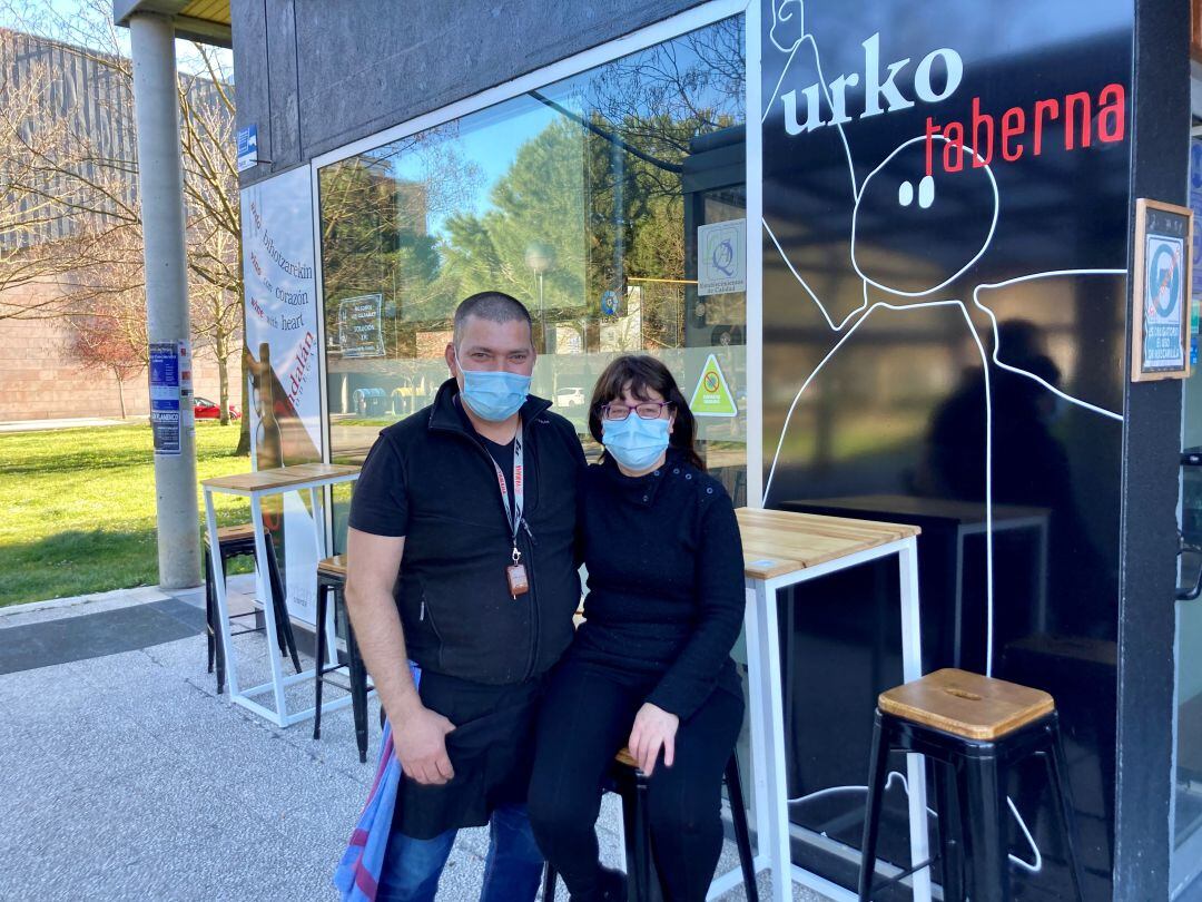 La pareja propietaria del bar, en el barrio vitoriano de Lakua: a la izquierda, Lito; a la derecha, Zuriñe