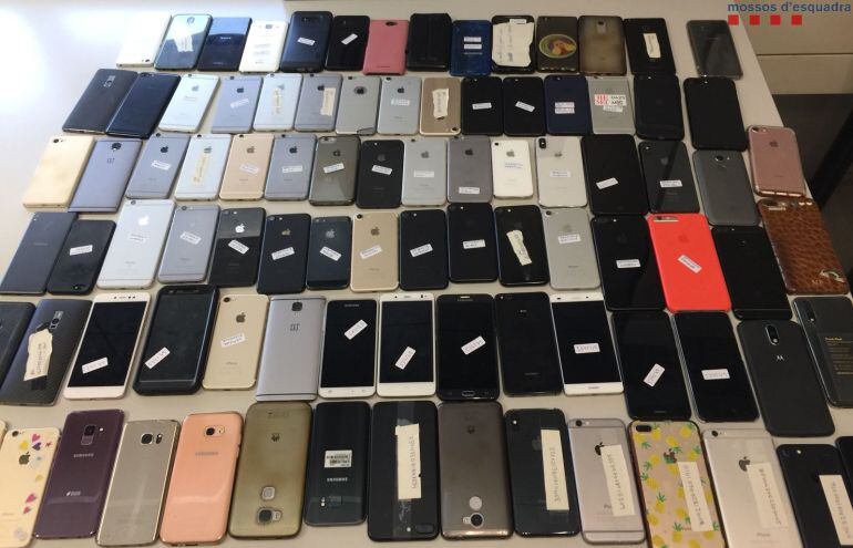 Telèfons mòbils recuperats pels agents policials.