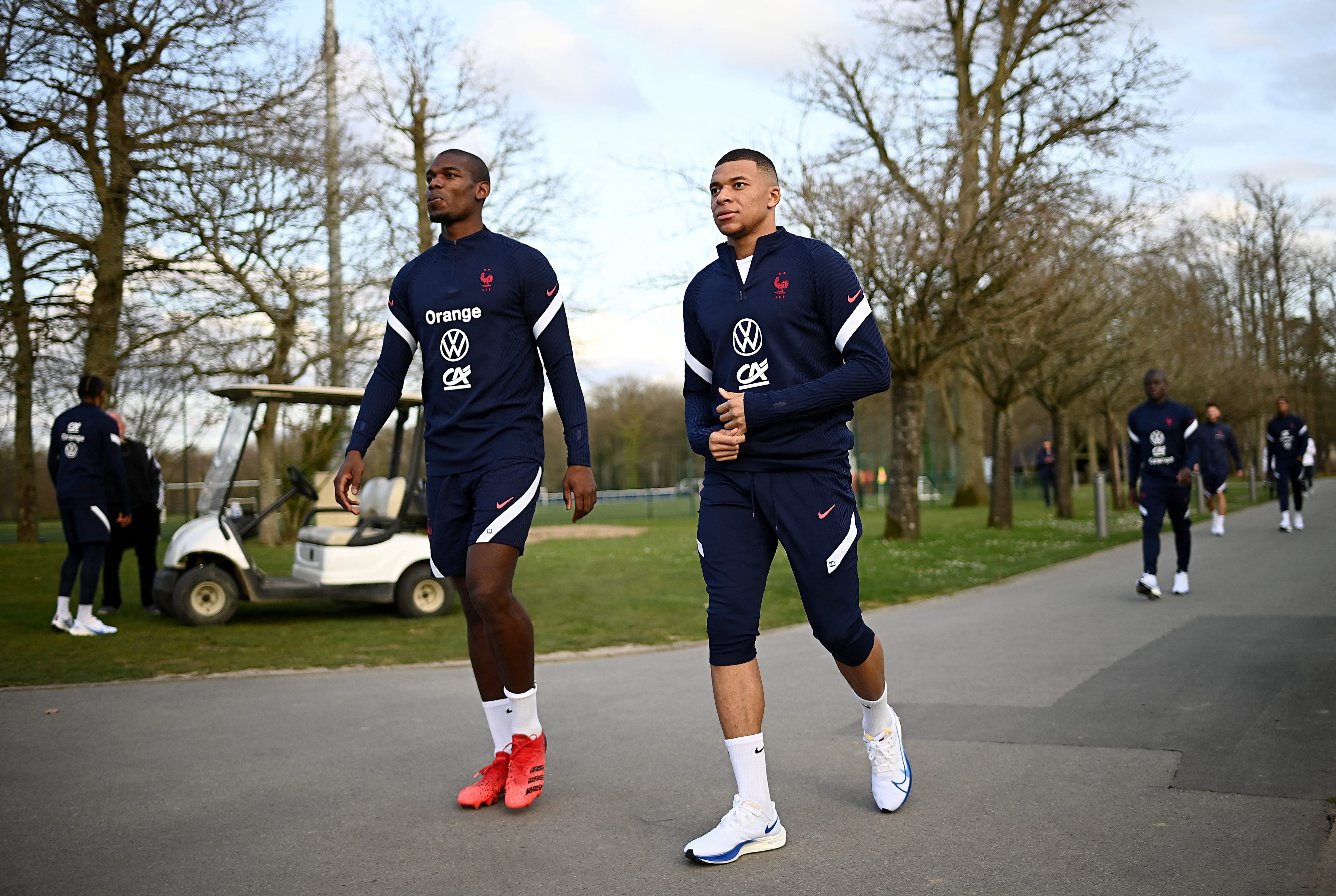 Paul Pogba y Kylian Mbappé, juntos durante un entrenamiento de la Selección Francesa