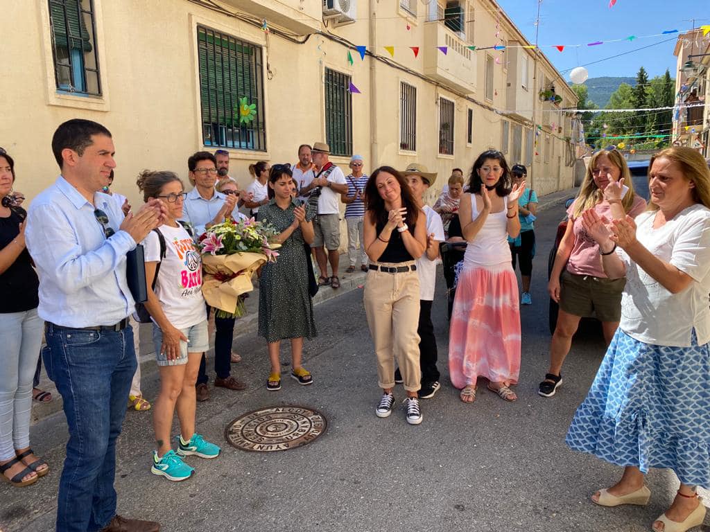 Los familiares de Francisca Cuenca junto al alcalde, la presidenta de la Asociación de Vecinos de Batoy, y otros asistentes durante el homenaje que ha tenido lugar minutos antes del adiós de la protagonista.