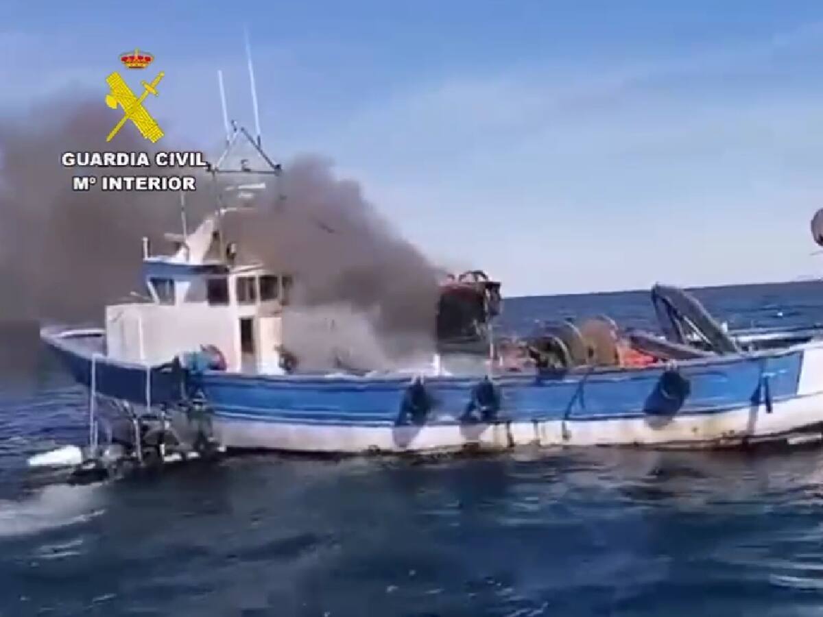 Una embarcación arde en alta mar: Tres pescadores han sido rescatados tras incendiarse un barco en La Renegà