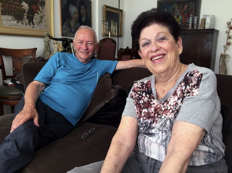 Un matrimonio israelí de la tercera edad posa en el comedor de su casa. 