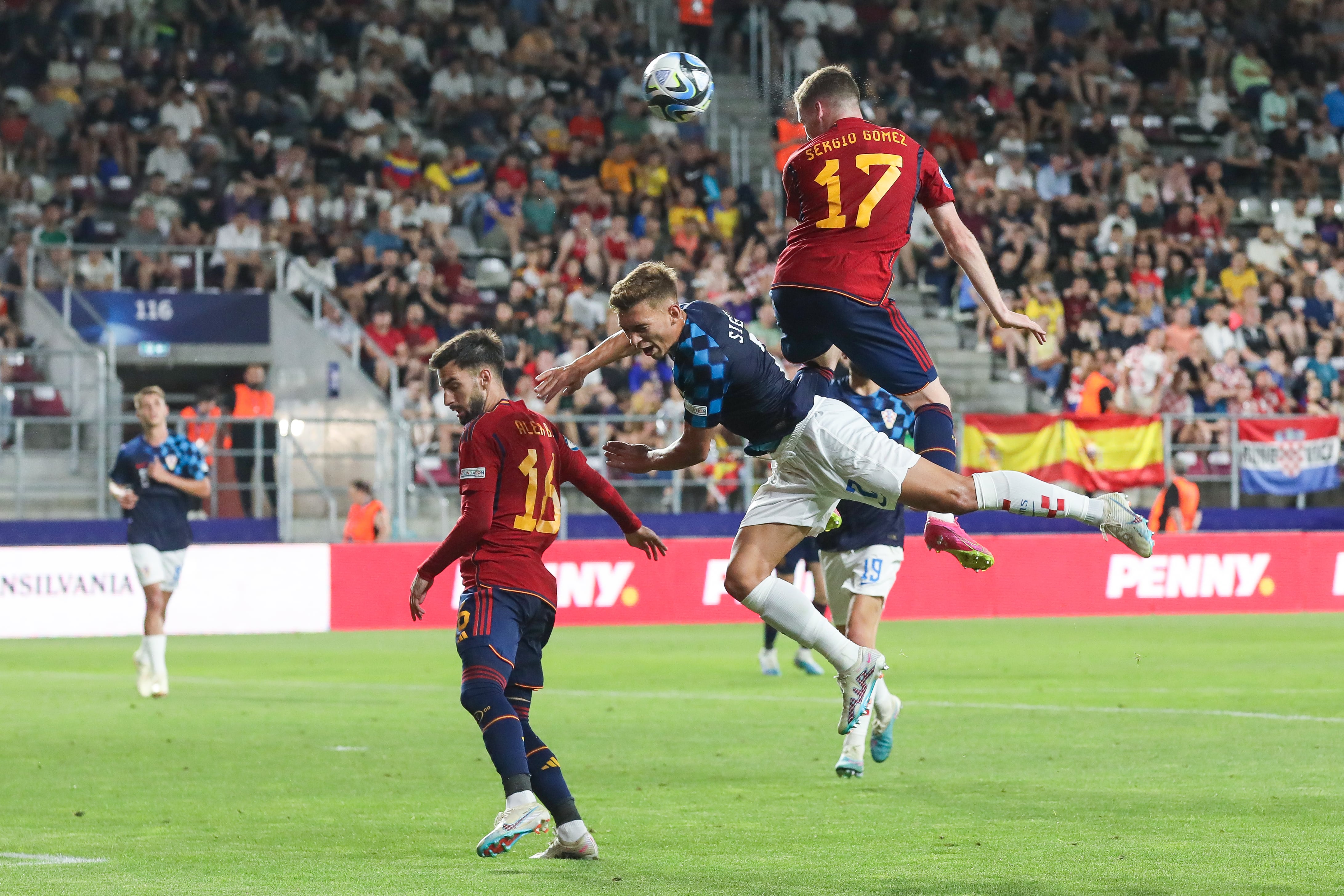 Sergio Gómez y Alex Baena, durante el España-Croacia de la Eurocopa sub 21