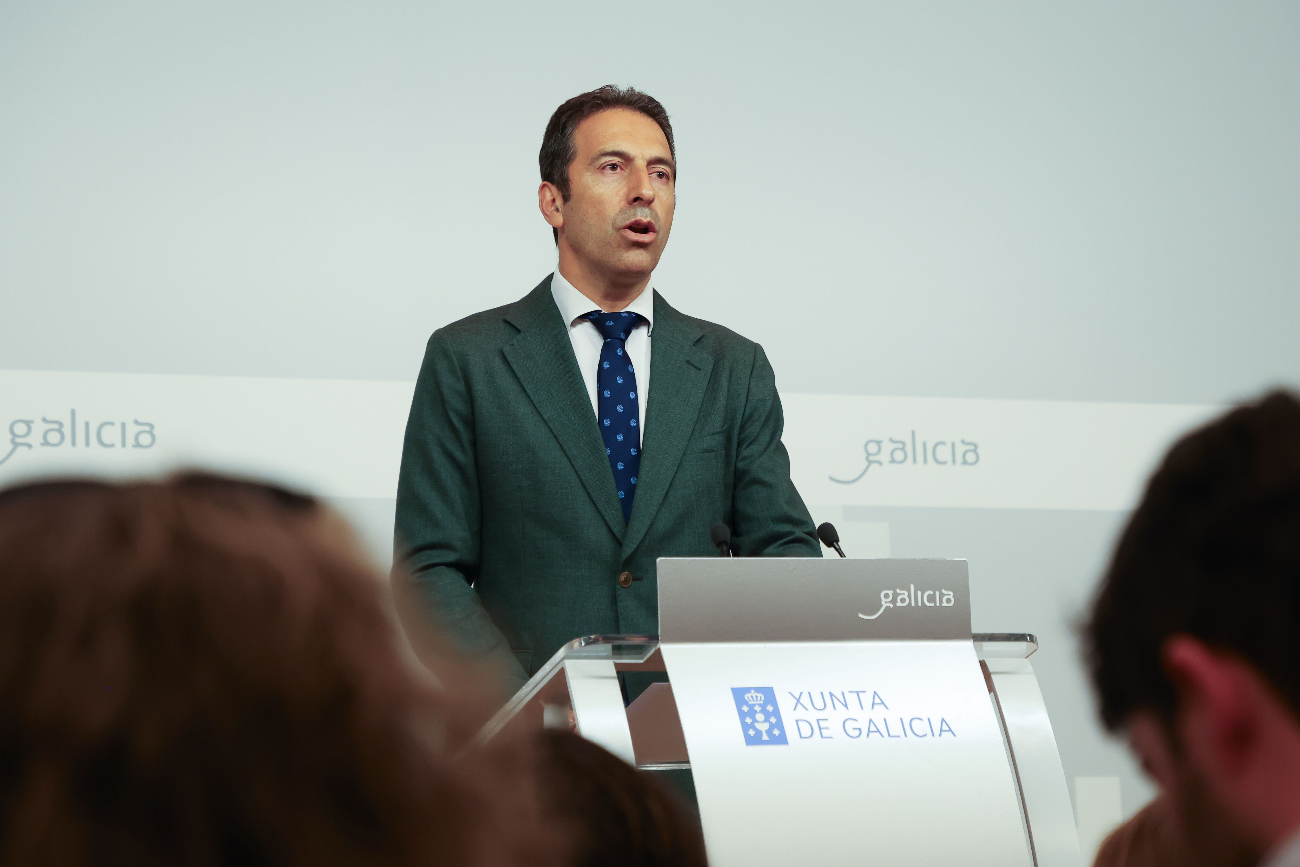 El conselleiro de Mar de la Xunta, Alfonso Villares, anuncia su dimisión este miércoles al estar investigado por agresión sexual, si bien ha mantenido su inocencia en un caso que, asegura, se enmarca en su esfera estrictamente personal. EFE/Xoán Rey.