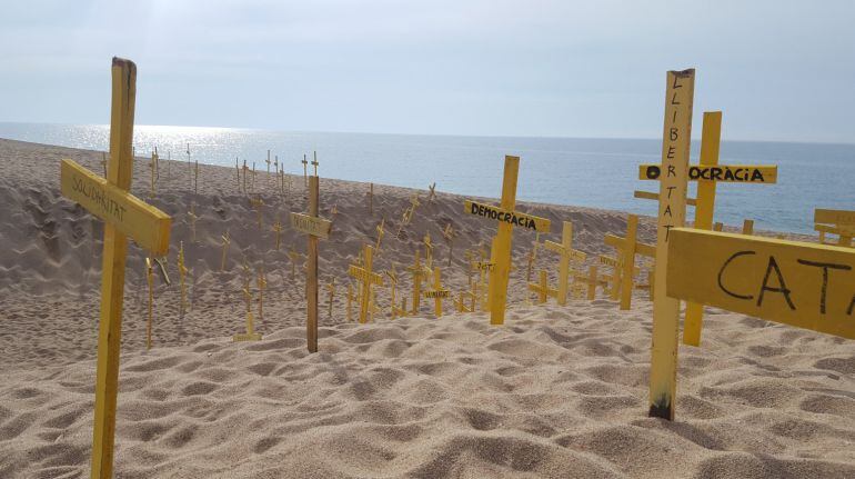 Cruces amarillas en la playa de Canet de Mar en apoyo a los presos.