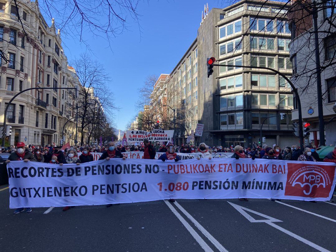 Los pensionistas de Bilbao, durante su marcha de esta mañana por la Gran Vía