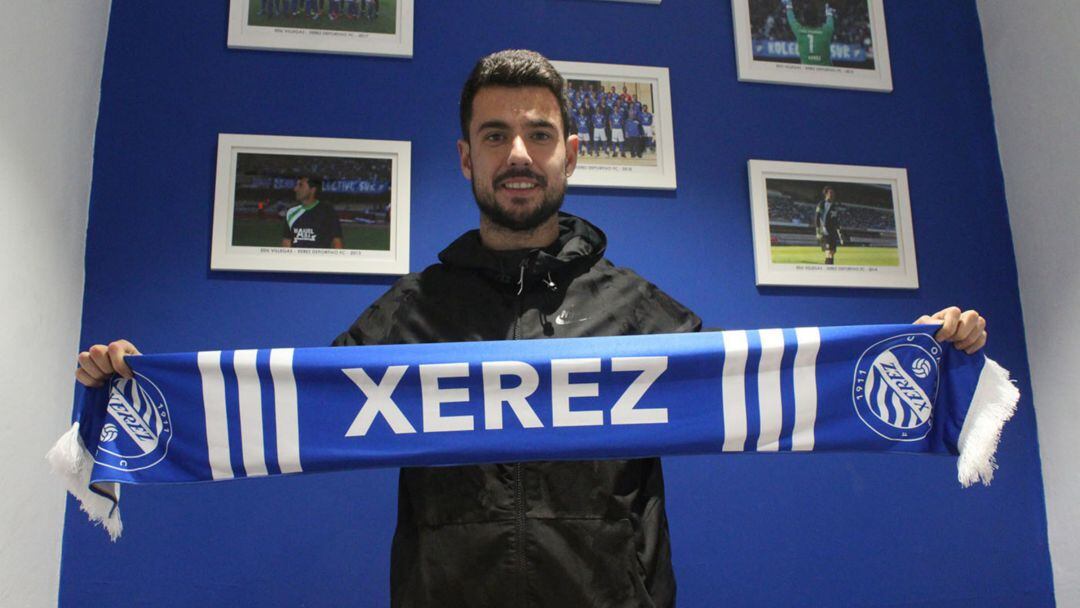 Mika posando con la bufanda del Xerez DFC