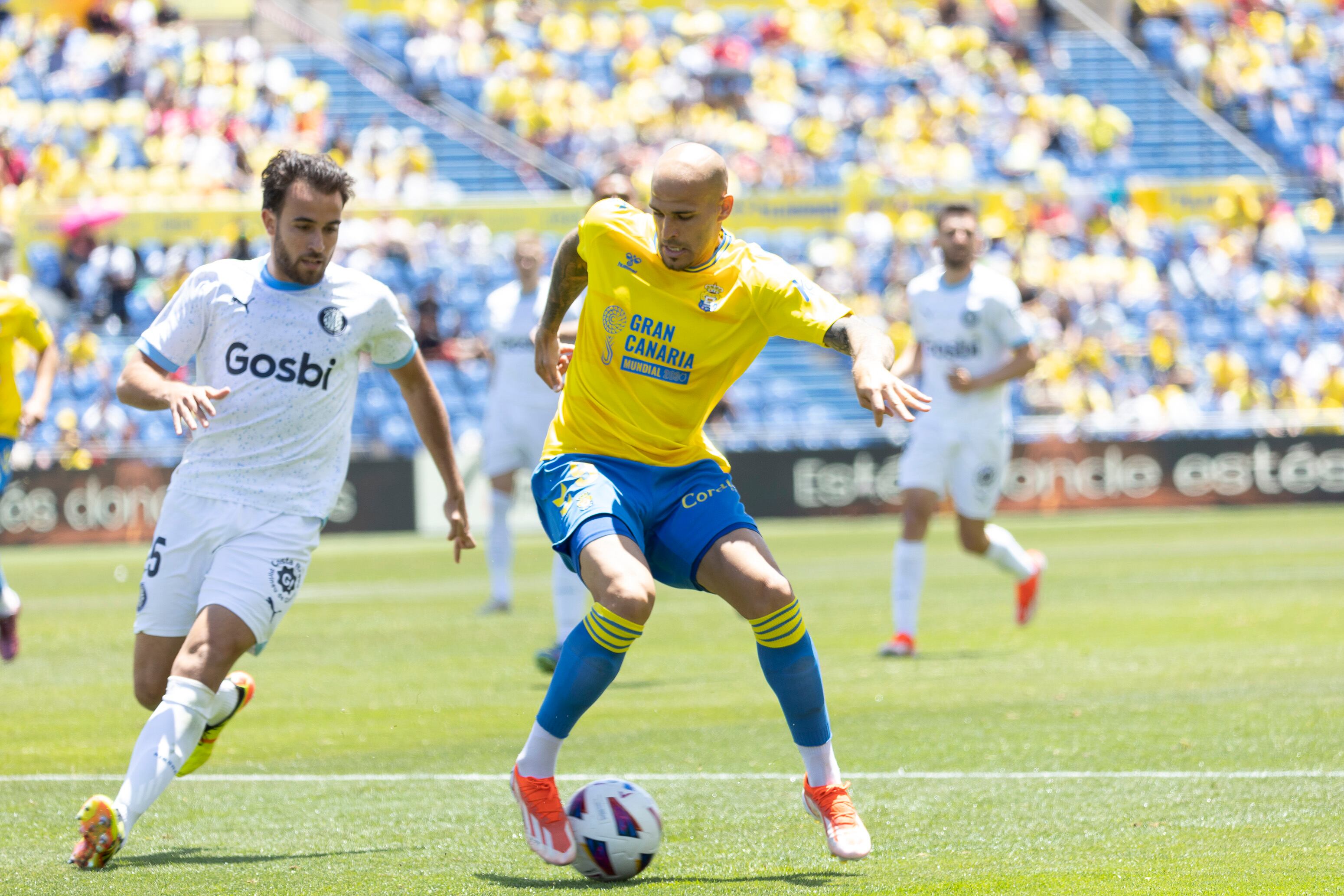 LAS PALMAS DE GRAN CANARIA, 27/04/2024.- El defensa del Girona David López y el delantero de la Unión Deportiva Las Palmas Sandro Ramírez, durante el partido de la jornada 33 de LaLiga EA Sports este sábado en el estadio de Gran Canaria .- EFE/ Quique Curbelo
