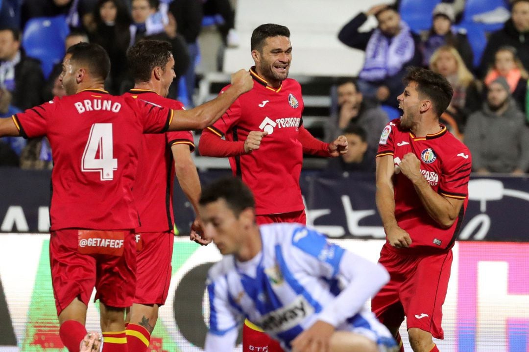 El defensa uruguayo del Getafe Leandro Daniel Cabrera (d) celebra su gol ante el Leganés durante el &#039;derbi del sur&#039;.