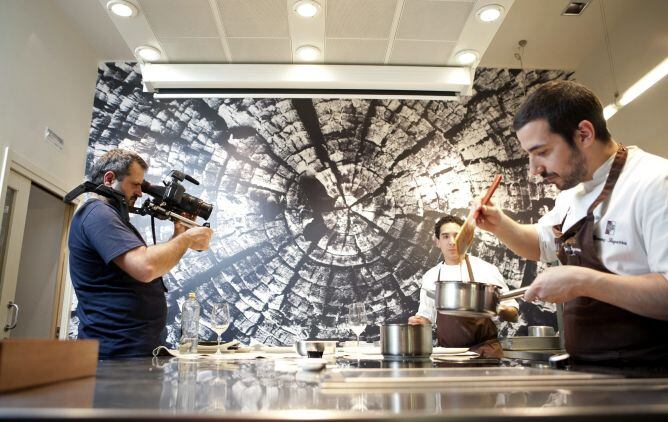 Imagen facilitada por el restaurante Mugaritz de un momento de la grabación del documental &quot;Mugaritz B.S.O.&quot;, en el que se recoge la experiencia del cocinero vasco Andoni Luis Adúriz para poner música a sus platos más emblemáticos.