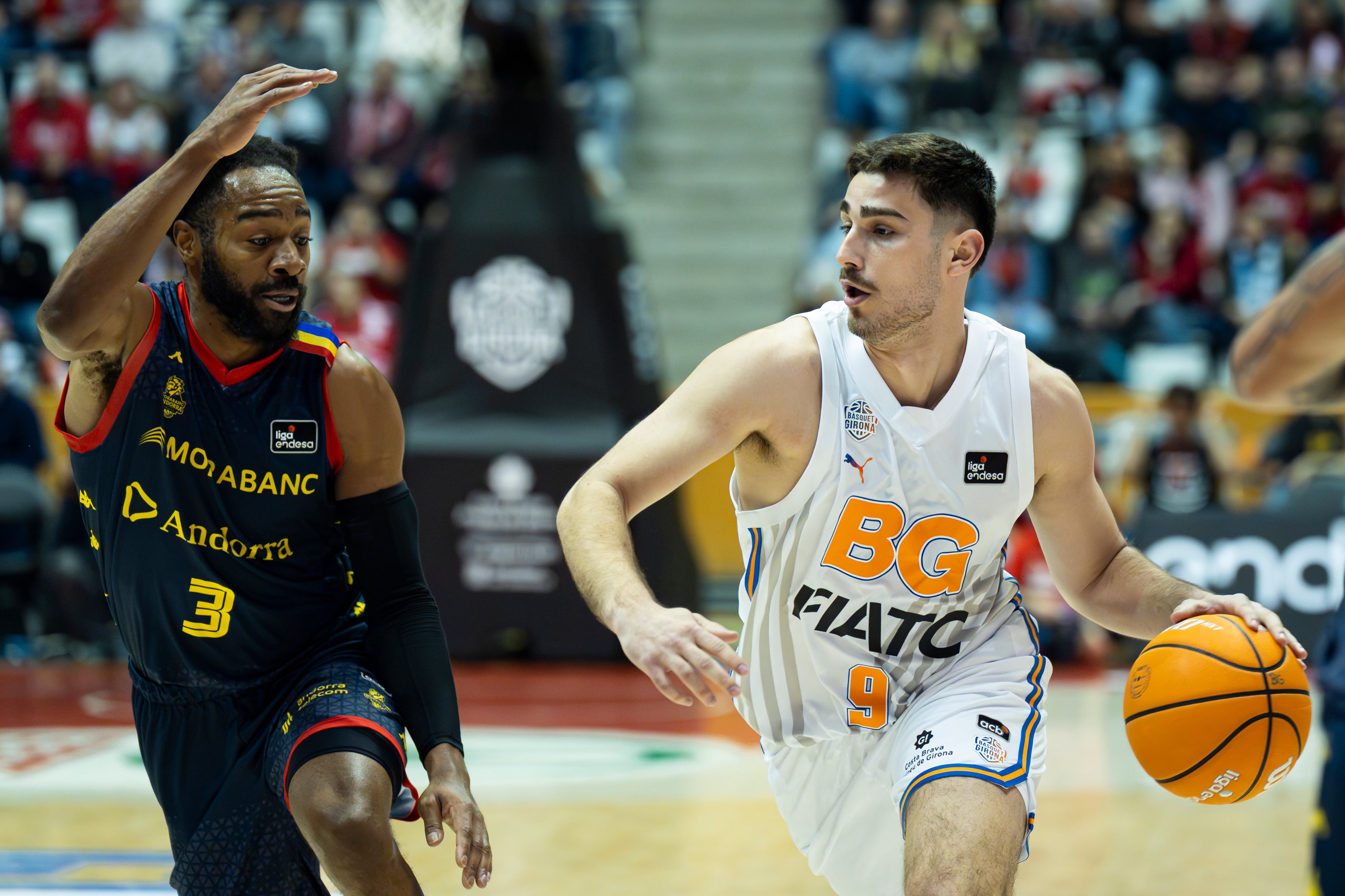 GIRONA, 15/03/2026.- El base español del Basquet Girona Guillem Ferrando (d) es defendido por el escolta barbadense del Morabanc Andorra Aaron Best (i) en el partido de la Liga Endesa entre el Basquet Girona y Morabanc Andorra, este domingo en el pabellón de Fontajau. EFE/Siu Wu