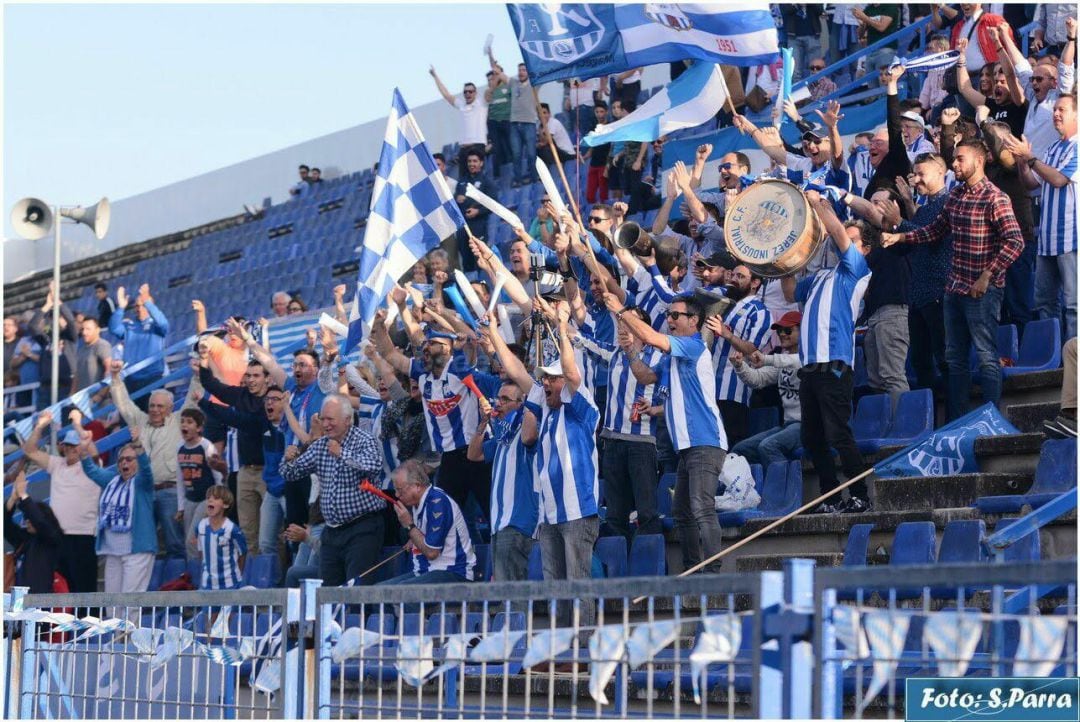 Aficionados del Jerez Industrial durante un partido en La Juventud