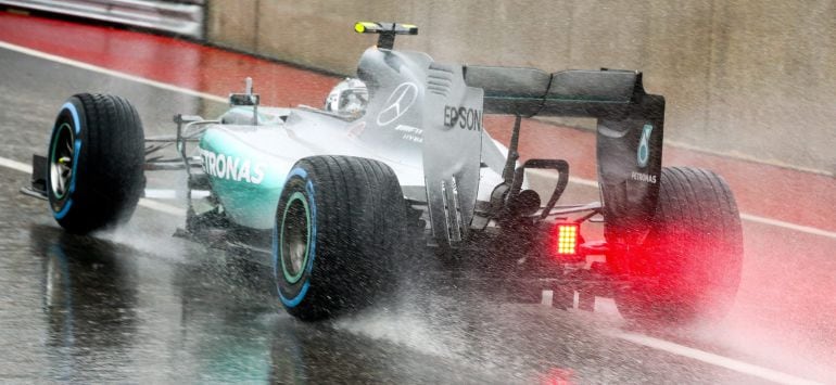 El Mercedes de Rosberg, bajo la lluvia