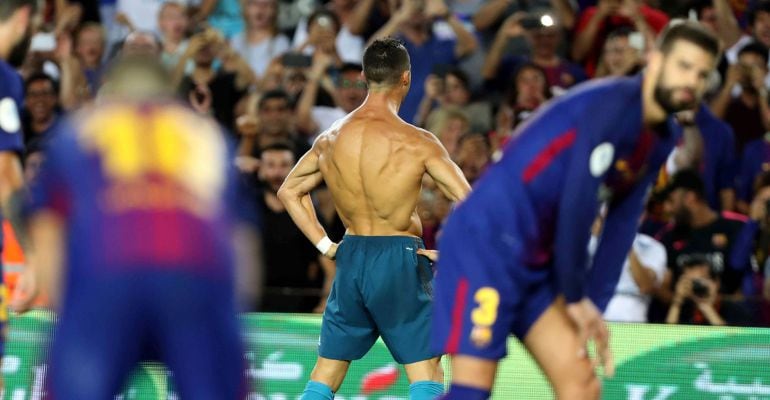 Cristiano Ronaldo, tras quitarse la camiseta ante el Fútbol Club Barcelona