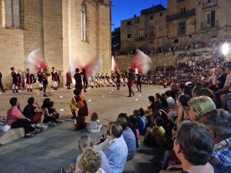 Actuació a la plaça de l&#039;Àbsis de Tortosa dins de la XXIII Festa del Renaixement