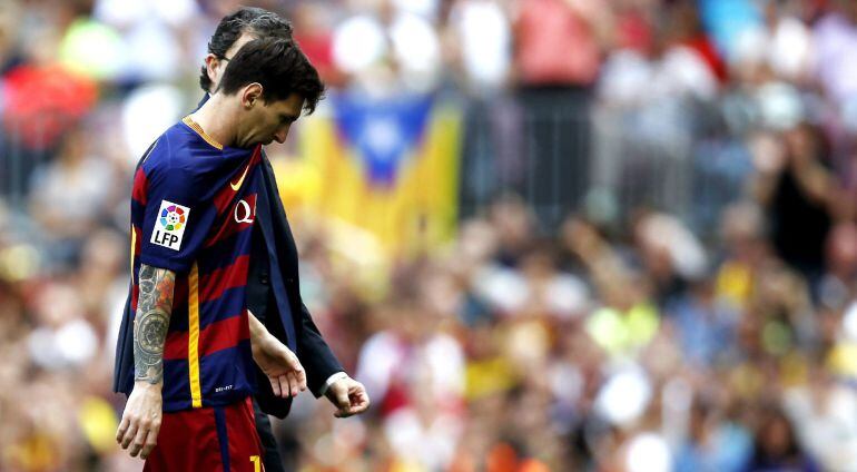 Messi sale del campo lesionado