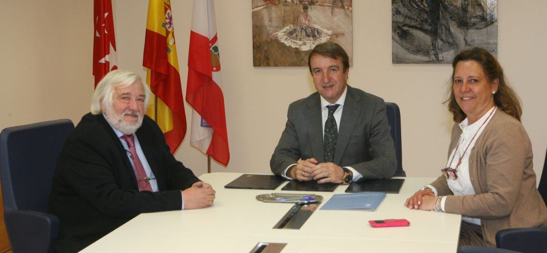 Firma de convenio de colaboración entre el ayuntamiento de Tres Cantos y AMI3