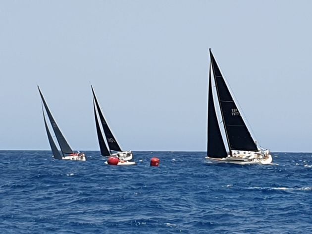 Tres barcos en plena competición del &#039;Tabarca Vela&#039;.