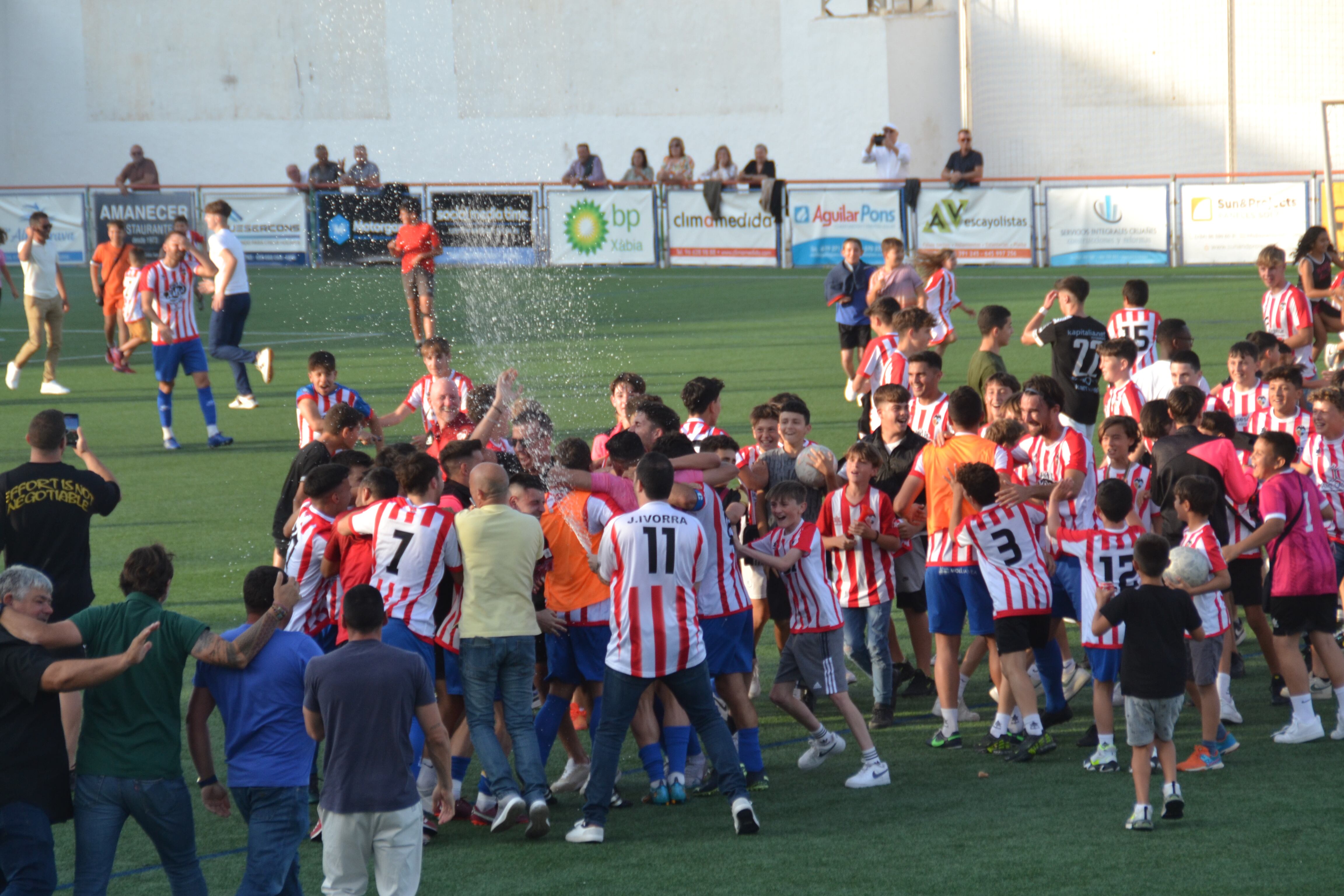 Alegría desbordada de la afición y jugadores del CD Jávea.