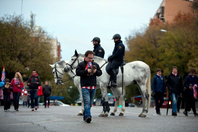 Aficionados rojiblancos en las inmediaciones del Calderón, junto a Policía Nacional en caballo