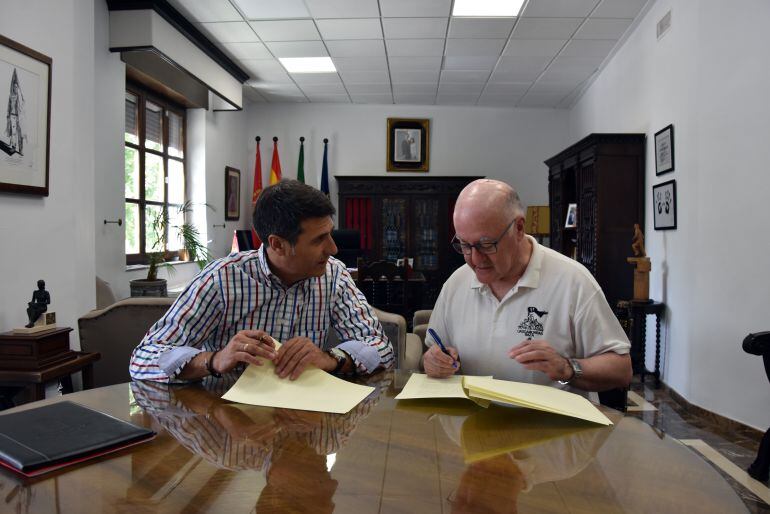 El alcalde de Baza, Pedro Fernández, firma convenio de colaboración con la Asociación Multicultural Cascamorras Baza