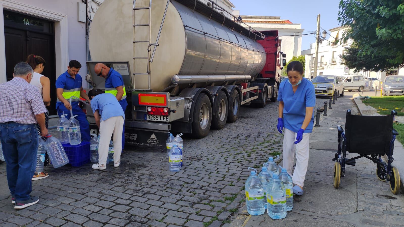 Vecinos de Pozoblanco recogen agua de los camiones cisterna que les abastecen