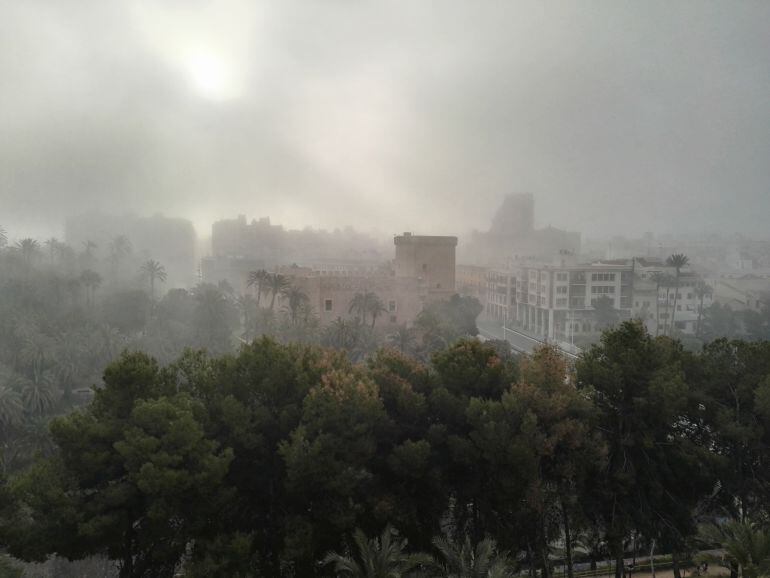 La niebla que cubría Elche esta mañana