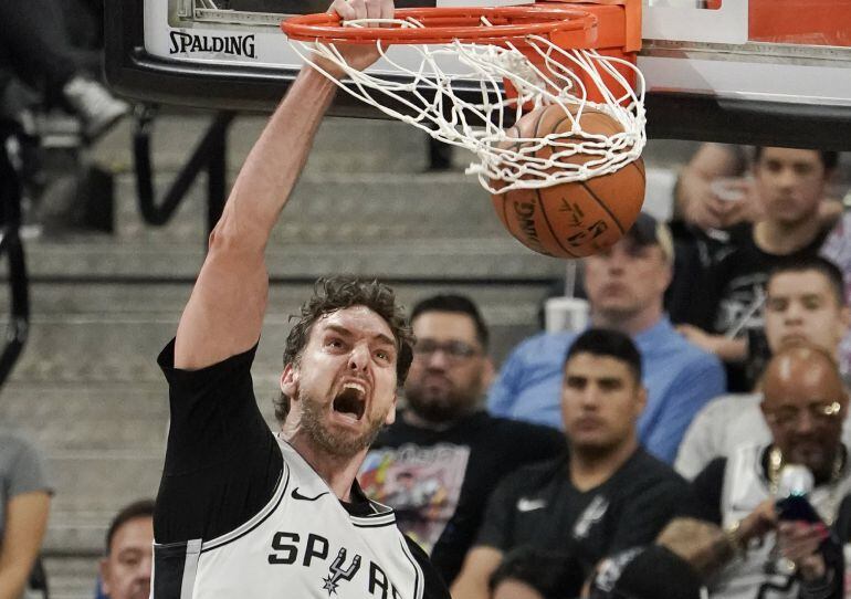 Pau gasol machaca durante el tercer partido ante los Warriors